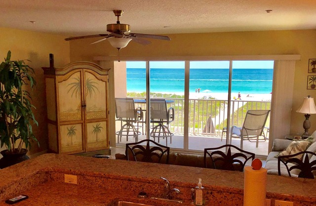 OCEANSIDE LUXURY BEACHFRONT CONDO with Pool, SPA, Incredible Views
