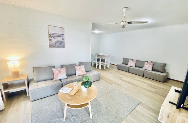 Oceanside Pad - 2 bedrooms - Sleeps 6 - Walk to Beach - Pet Friendly