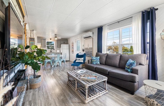 Oceanview beach style cottage W/hot tub