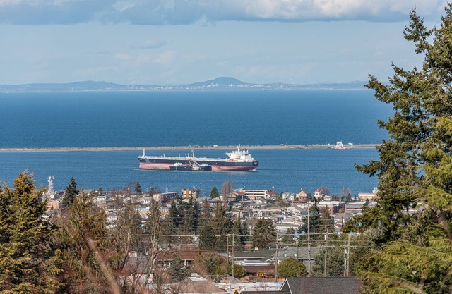 Oceanview | Big Deck | Modern Home - Crash Pad BnB
