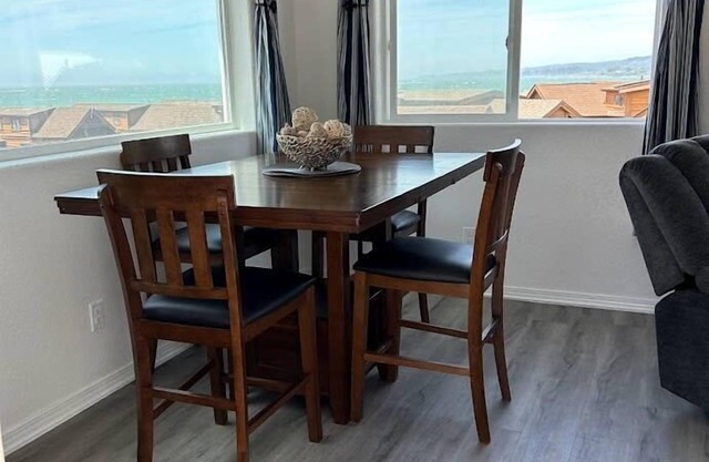 Oceanview Cabin 20 with Private Jacuzzi and Large Deck with Seating (Private Beach Owned by White Rock Resort)