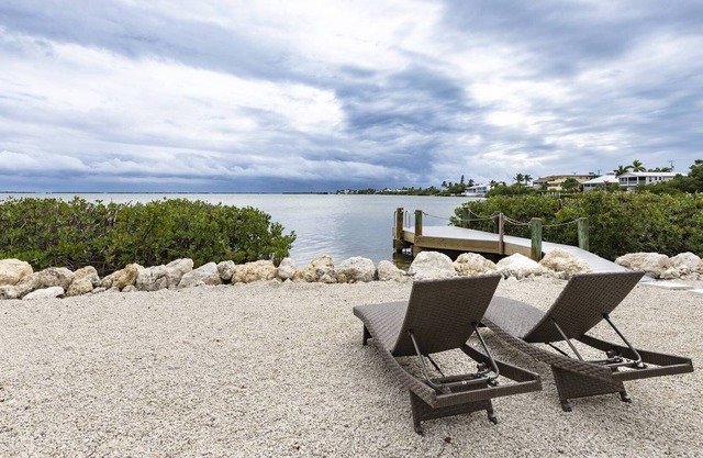 Oceanview Cottage: Embrace Island Living with Sandy Toes and Breathtaking Open Water Views!