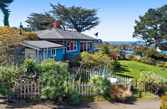 Oceanview Home plus Cottage & Studio w/Free WiFi, a Gas Fireplace, & Decks