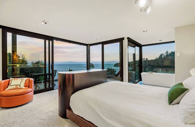Oceanview Penthouse Suite & Beach Access