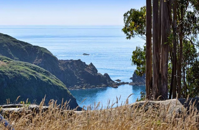 Oceanview property with free WiFi, cable, private hot tub, & gas grill