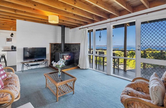 "Oceanview Retreat" - 20kms from CBD - Sleeps 10