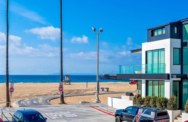 Oceanview, Steps to Beach, AC + Parking!