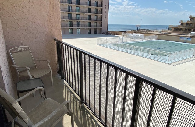 OCEANVIEWS! POOLVIEWS! SPACIOUS STUDIO IN THE REGENCY TOWERS!