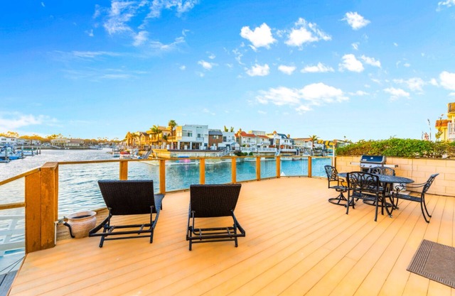 October Special 30+ Stay! Waterfront, Deck W/Views