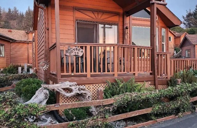 Odysea Modern Ocean Cabin 26 w/Jacuzzi & Modern Decor (Private Beach Owned by White Rock Resort)