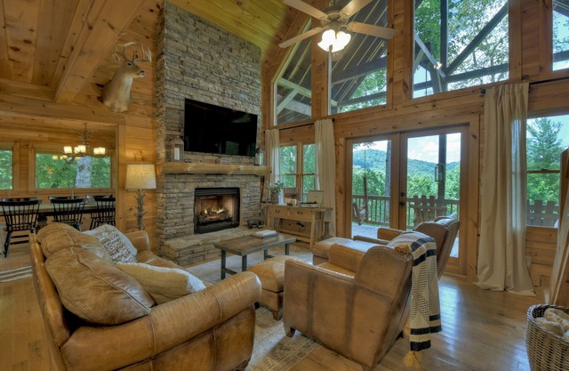 ❤ of Aska Adventure! Family Friendly Cabin w/Outdoor Fireplace/Hot Tub/Views!