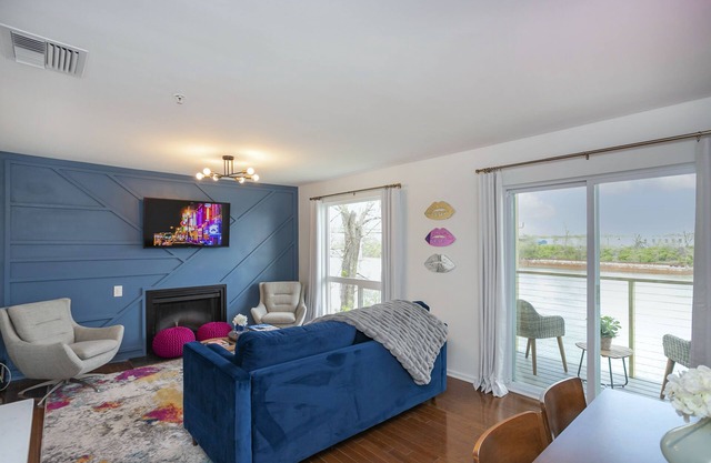 ❤️ of DWNTWN, Riverfront w pool, walk 2 Broadway
