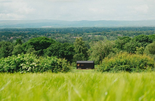 Off-Grid Family Retreat with Sauna Access in Cheshire