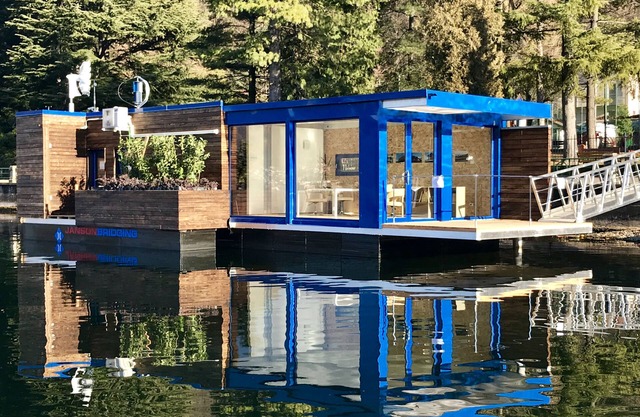 Off-grid floating unit with low environmental impact.
