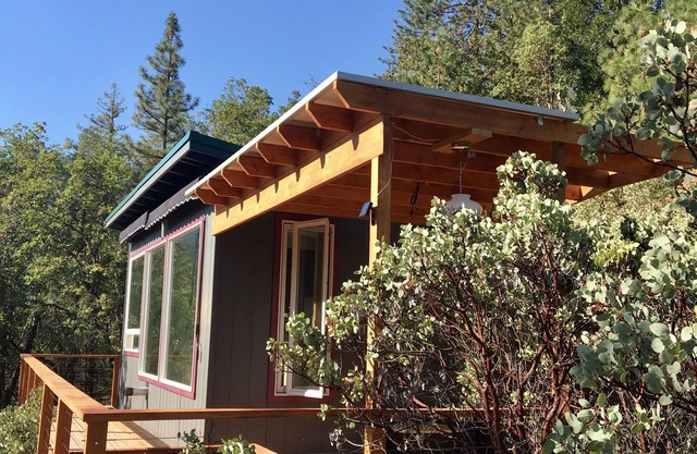 Off-grid tiny home on 6 secluded acres w/outdoor soaking tubs and sauna!