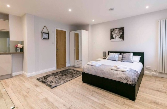 Off Mill Rd - Modern Studio & Prime City Location