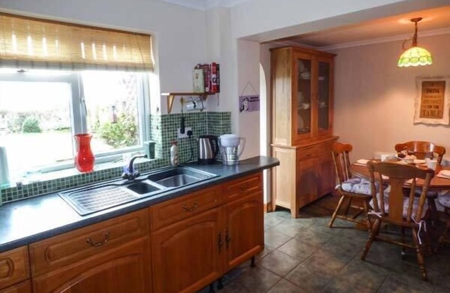 OFF PUDDLE HILL, family friendly, with a garden in Hixon