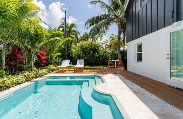 OFF THE HOOK - 3 Bedroom/3 Bathroom W/Pool & Parking