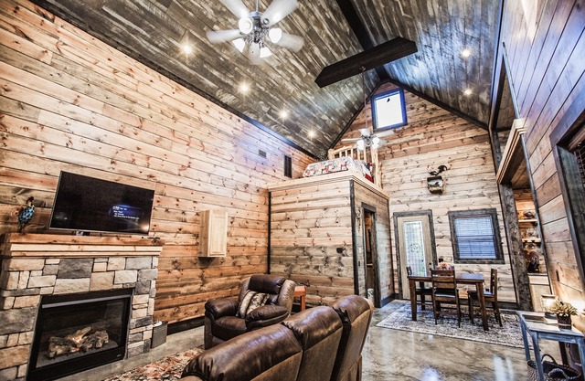 Off The Record - Couples Cabin, Farmhouse Style, Sleeps 4, High-End Amenities