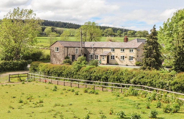 OFFA'S COTTAGE, pet friendly, character holiday cottage in Oswestry