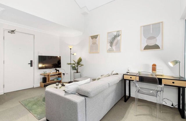 Offering a blend of comfort and convenience, located just 5 minutes from Perth's CBD and the Convention Centre. Nestled behind the lush greenery of Kings Park , guests can enjoy peaceful scenery from the balcony yet be close enough to the city!