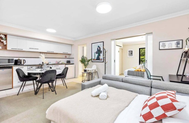 Offering a blend of comfort and convenience, located just 5 minutes from Perth's CBD and the Convention Centre. Nestled behind the lush greenery of Kings Park , guests can enjoy peaceful scenery from the balcony yet be close enough to the city!