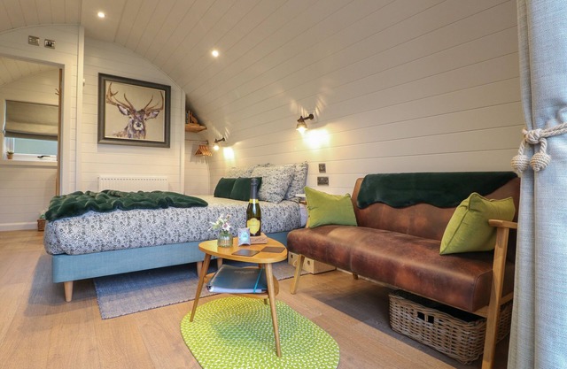OH DEER, romantic, with hot tub in Ashbourne