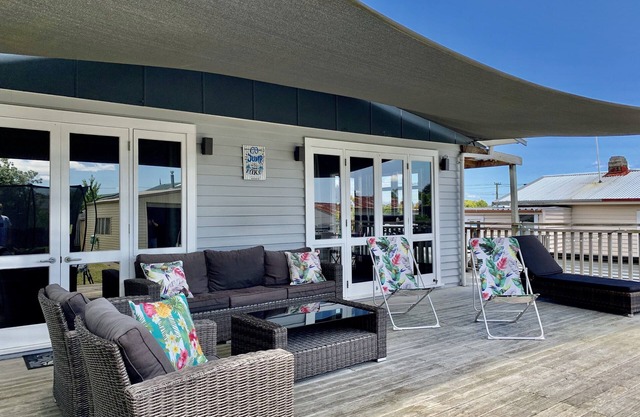 Ohana Lodge Holiday Home - Pet Friendly Inside & Out in Central Taupo