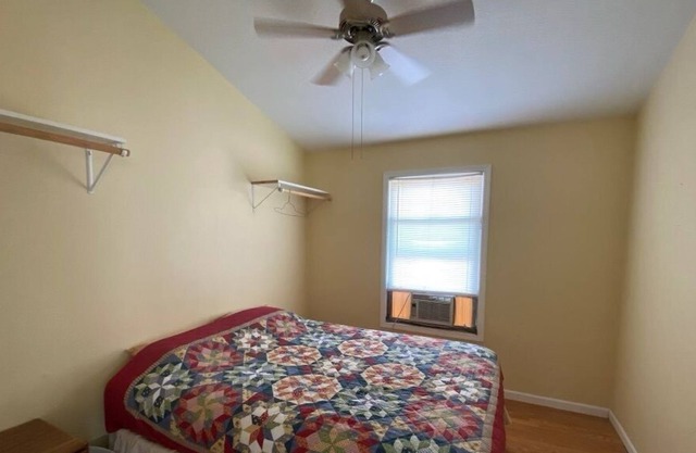 Okoboji Cottage Sleeps 6 Private dock and boat lift included