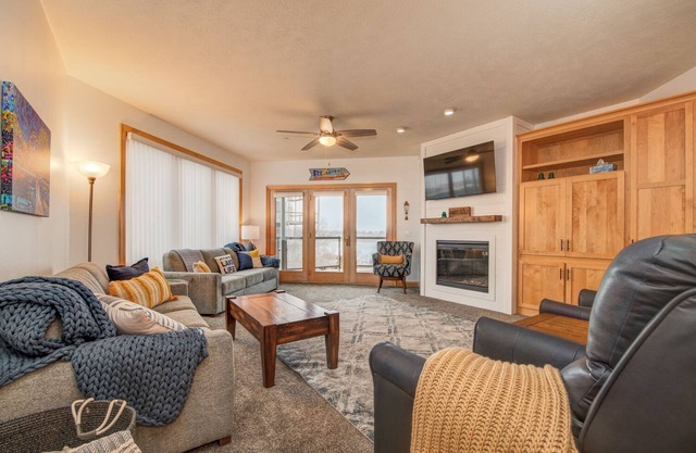 Okoboji Sweet Retreat at Bridges Bay Resort - 6 bed, 2 bath, & lake view condo
