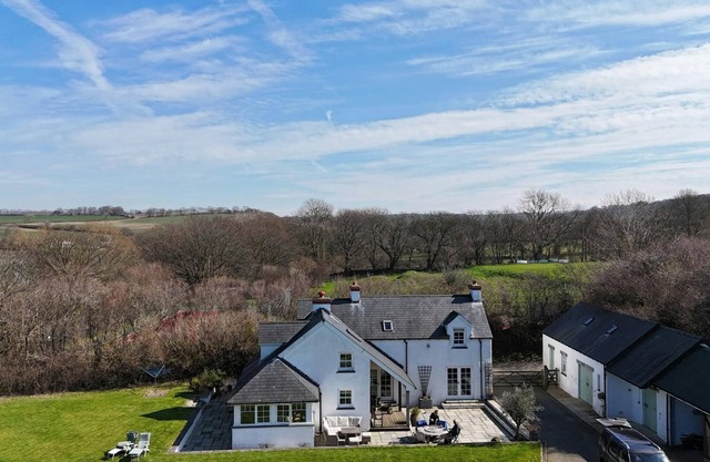 Ol y Don, Newport - Three Bedroom Cottage, Sleeps 6