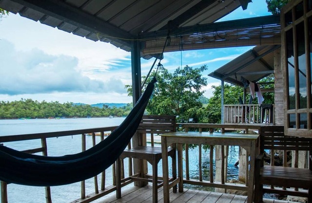 Olala Café & Bungalows has a great location, right on the sea.
