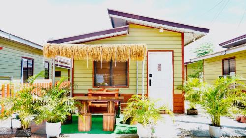 Olango Island - S&E-1 Tiny Guest House Fully Furnished with Washer, Wi-Fi, Netflix & King-size Bed