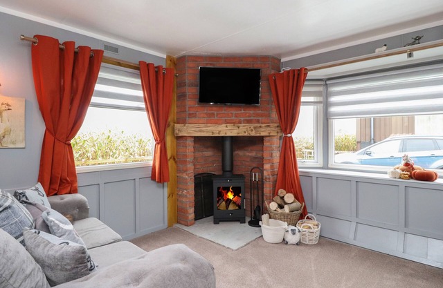 OLD BELL FARM, character holiday cottage, with open fire in Pilling