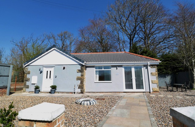 OLD COLLIERY COTTAGE, pet friendly, with a garden in Shilbottle