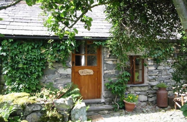 Old Dairy, Cosy 1 bedroom Cottage near Coniston, dogs welcome.