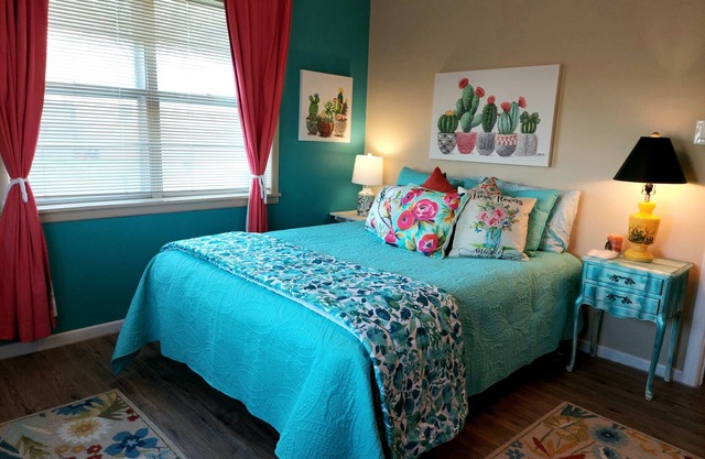 OLD DALLAS INN Charming 4-bedroom house, LARGE Dog friendly Backyard