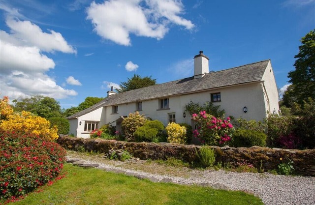 OLD DROOMER, pet friendly, with open fire in Windermere