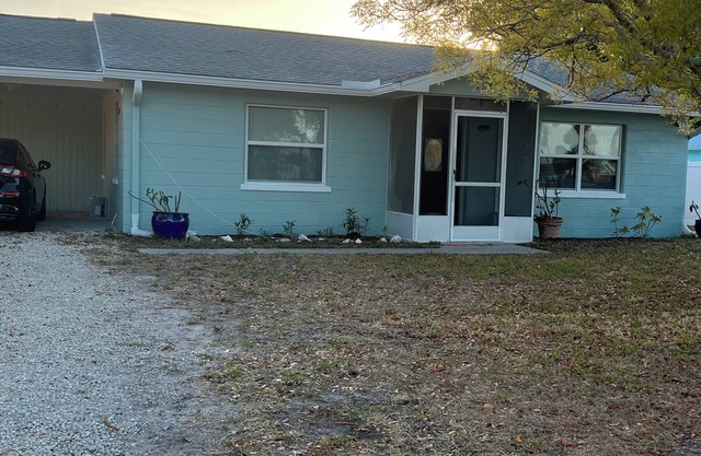 Old Englewood 2 bed/1 bath Beach Cottage.