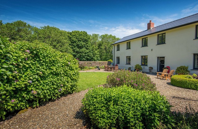 Old Farm East Orielton, Holiday Cottage East Orielton, Nr Bosherston, Sleeps 8, 4 bedrooms, bathrooms