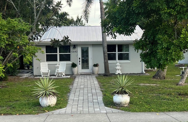 Old Florida 2-bedroom house Downtown Bonita Springs, 1 Block from Old 41