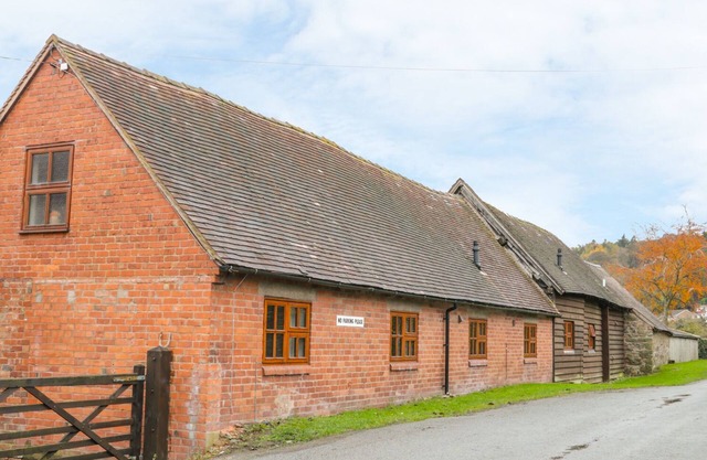 OLD HALL BARN 4, pet friendly, with hot tub in Church Stretton