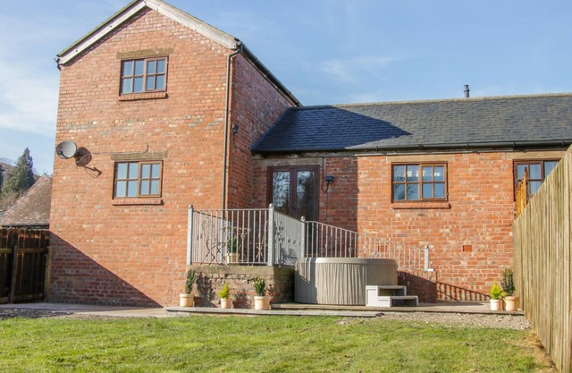 OLD HALL BARN 2, pet friendly, with hot tub in Church Stretton