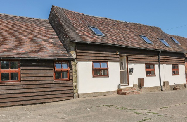 OLD HALL BARN 3, pet friendly, with hot tub in Church Stretton