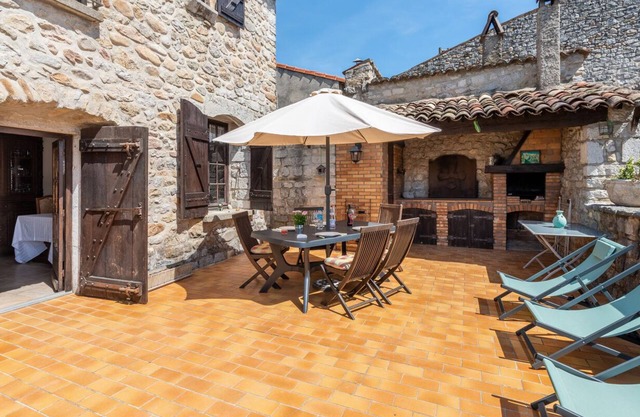 Old house full of character, very well restored, in Ruoms, pedestrianized