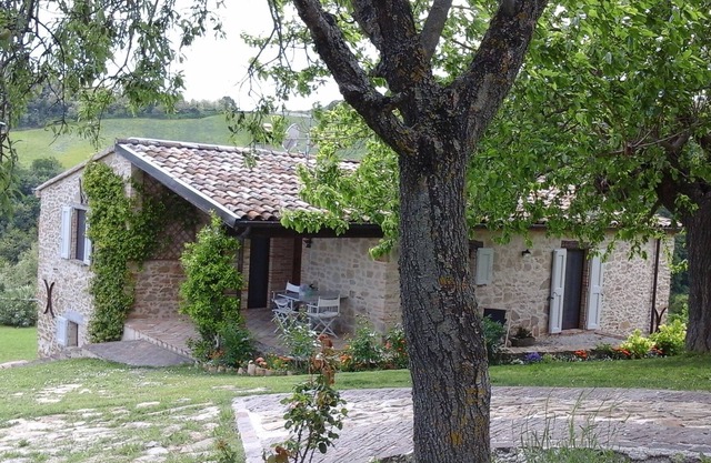 OLD HOUSE IN URBINO. Vacation between art and nature.