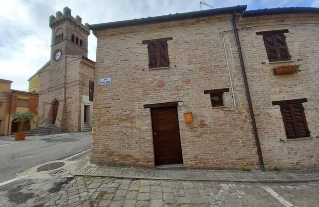 Old house in the center of the village, 25 minutes from the sea