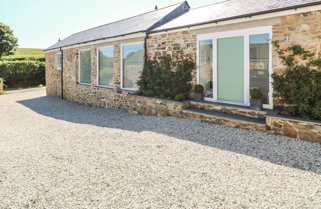 OLD ORCHARD BARN, pet friendly, luxury holiday cottage in St Mellion