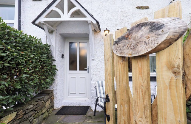 OLD PEAT COTTAGE, pet friendly, with a garden in Grizebeck