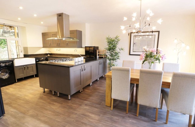 OLD POST OFFICE, pet friendly, with open fire in Blaenau Ffestiniog